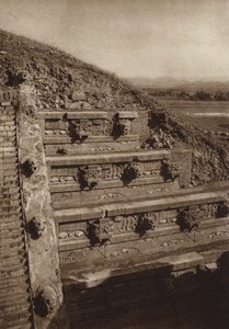 Mexiko: San Juan Teotihuacan, kamenné sochy na západním průčelí Quetzalcouatlovy pyramidy, pyramida uprostřed citadely (čb fotografie) od Hugo Brehme