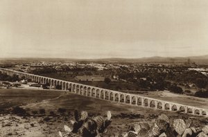 Mexiko: Pohled na Queretaro se starým vodovodním potrubím (čb fotografie) od Hugo Brehme
