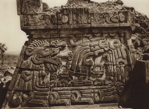 Mexiko: Xochicalco, část pyramidy s hadem a hieroglyfy (čb fotografie)