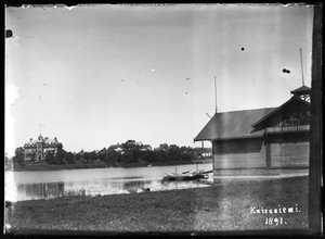 Vpravo pavilon veslařského klubu v Kaisaniemi, vlevo vila továrníka Riekse. od Hugo Simberg
