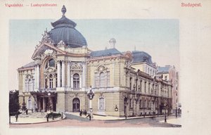 Pohlednice zobrazující Vigszinhaz (divadlo komedie) na Grand Boulevard v Budapešti, kolem roku 1900 (po barevné fotografii) od Hungarian School