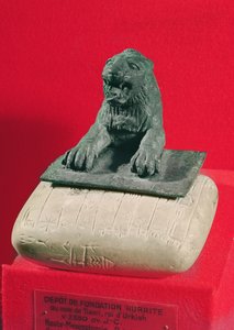 Lev držící hurónskou zakládací desku krále Tiš-atala z Urkeše a Nawaru, asi 2150 př. n. l., (bronz a vápenec)