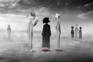 Surrealistické postavy z pouště