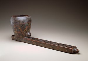 Ceremoniální licí nádoba, Peru, 1675-1725 (dřevo chonta, pryskyřičná barva a hřebíky)