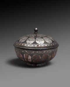 Mísa a kryt z kovové slitiny vykládané stříbrem, každá s pásem naturalistických květin, 1700-1899 od Indian School