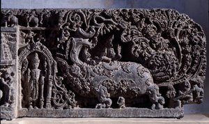 Hinduismus: „“Krišna nebo Venugopala, mistr krav na flétnu“““ Černá kamenná socha, pravá část (Krišna jako Venugopala) 12. století (12. století) z Halebidu, Mysore – Kalkata, indické muzeum od Indian School