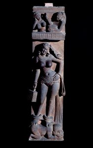Hinduismus: reprezentace ducha přírody Yakshini (Yaksi), drží klec a papouška, stojí na trpaslíkovi - (Ajaksi s papouškem a klecí, stojí na trpaslíkovi) Socha Mathury, gres (socha Mathura , pískovec) 2. stol. (2. stol od Indian School