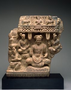 Maitreya (šedá břidlice s růžovým pískovcem) od Indian School