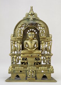 Sedící obraz Jain Tirthankara Kuntanatha, Vasantagarh, jižní Rádžasthán, 1476 (mosaz s měděnými a stříbrnými vložkami)