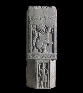 Stúpová deska zobrazující postavy trpaslíků a skytů, z místa Nagarjuna (reliéf) od Indian School