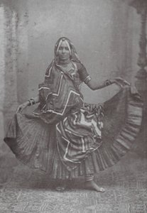 Bombaj / Bombaj: Indický tanec v sukních (č/b fotografie) od Indian photographer