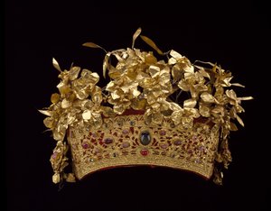 Královnina koruna, Buleleng Regency, kolem 1890 (repousse zlato, rubíny, safíry, diamanty a zlaté listy)