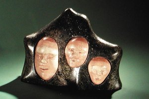Tři věky člověka, z mysu Dorset (kámen a slonovina) od Inuit School