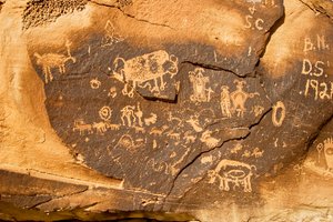 Petroglyf na balvanu se zubrem a další březí zubřicí ve Willow Bend na..., 2005 (foto) od Ira Block