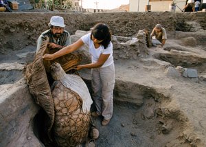 Archeologové se svazkem mumie nalezeným na školním nalezišti, 2001 (foto) od Ira Block