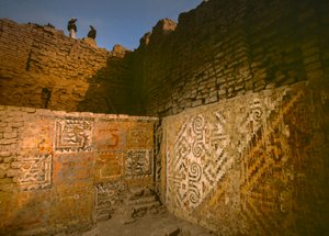 Umělecké dílo na stěnách Huaca Cao Viejo v El Brujo...., 2005 (foto) od Ira Block