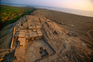 Huaco Cao Viejo je jedna z největších pyramid z hliněných cihel v El Brujo, odlehlém..., 2005 (foto) od Ira Block