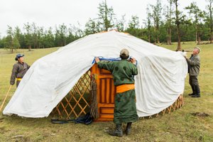 Místní lidé staví ger, přenosnou jurtu u jezera Khövsgöl v severním Mongolsku, 2013 (foto) od Ira Block