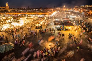 Pohled dolů na náměstí Jemaa el-Fnaa. trh v medině, Marrákeš., 2014 (foto) od Ira Block