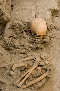 Obětní žena v pohřbu se svazkem mumií v Huaca El Brujo., 2005 (foto) od Ira Block