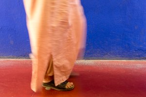 Procházka kolem modré zdi v zahradě Majorelle Jardin Majorelle v Marrákeši, Maroko., 2014 (foto) od Ira Block