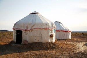 Jurty na barevných skalách pro turisty u kempu Wu Cai Wan v Gobi, 2007 (foto) od Ira Block
