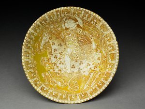 Mísa s jezdci a nápisem Pseudo-Kufic (fritware s glazurou v lesku) od Iranian School