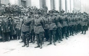 Michael Collins (1890-1922) (vlevo) jako velitel irské armády svobodného státu na pohřbu Arthura Griffitha, srpen 1922