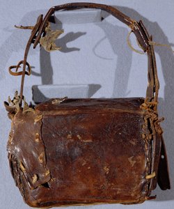 MS CCC 282 The Corpus Christi Book Satchel or Budget, pohled zezadu, Irish, c.1120-30 (kůže)