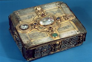Shrine of the Stowe Missal, z Lorrha, County Tipperary, 1026-33 (kov vykládaný polodrahokamy)