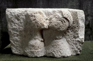 Iberické umění: Polibek Osuny (Beso de Osuna) Vysoký reliéf z vápence představující líbajícího se muže a ženu – doba železná II, rozm. 13,5x24x20 cm - Madrid, Národní archeologické muzeum - Polibek Osuny - Vápencový reliéf (V. 13,5x24x20 cm), 3. století př