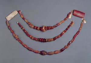 Tři šňůry korálků z Hallstattu, Rakousko, 700-500 př. n. l. (jantar)