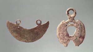 Dvě břitvy, z halštatského hřbitova (bronz)