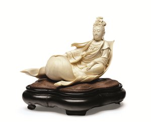 Slonovinová řezba Kannon plovoucí na lotosovém listu, období Meiji, konec 19. století (slonovina s dřevěným stojanem) od Ishikawa Komei