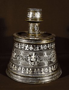 Islámské umění: stříbrný a měděný svícen ze 13. století. Káhira, Muzeum islámského umění od Islamic School