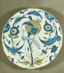 Miska Iznik malovaná s pávem posazeným mezi květinami, Turecko, cca 1550-55 (polychromované fritware pod glazurou) od Islamic School