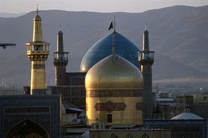 Zcela zlatá kupole a minaret svatyně imáma Rezy, 8. šíitského imáma, s mešitou Timurid Gowhar Shad za zády od Islamic School