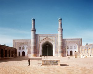 Nádvoří Masjid-i Jami neboli Páteční mešity, založené v roce 1200, přestavěné v roce 1498 od Islamic School