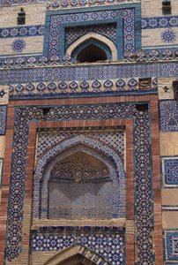 Dlaždice na vstupní bráně do mauzolea Bibi Jawindi († 1403) postaveného v roce 1494 od Islamic School