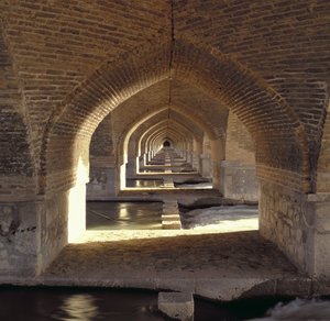 Pohled podél vnitřku přehrady Khaju Bridge, období Safavid (cihla a kámen) od Islamic School