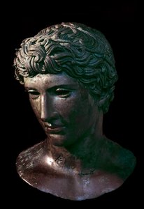 Bronzová hlava vítěze sportovce s olivovou korunou. Z Benevent, Itálie. 5. století před naším letopočtem. Paříž, muzeum Louvre