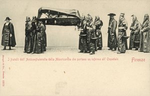 Bratři z Compagnia della Misericordia (společnost milosrdenství) převážející nemocného muže do nemocnice ve Florencii (černobílá fotografie) od Italian Photographer