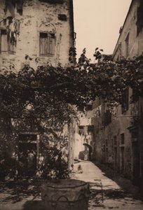 Corte Dolfin a Castello, 1892 od Italian Photographer