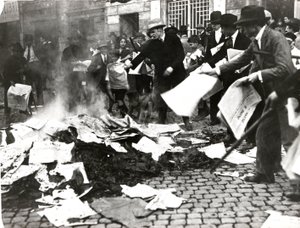 Fašistický tým pálil socialistické noviny „Il Paese“ po ničivém obležení od Italian Photographer