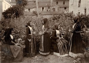Skupina žen v tradičních krojích v zahradě, Sardinie, Itálie od Italian Photographer