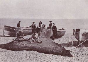 Itálie: Bordighera, pracující rybáři (č/b foto) od Italian Photographer