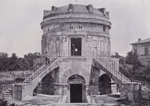 Itálie: Theodorikova hrobka, Ravenna (č/b foto) od Italian Photographer