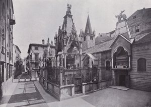 Itálie: Verona, hrobka Scaligera (černobílá fotografie) od Italian Photographer