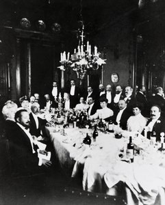 Oběd v Casa Sonzogno, mezi hosty je možné rozpoznat Francesca Cileu, Pietra Mascagniho, Umberta Giordana, Carla Romussiho, Artura Colauttiho, Amintore Galliho a Edoarda Sonzogno, Milán od Italian Photographer