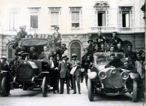 Milán, 3. a 4. srpna 1922. Reakce fašistů na stávku. Akční týmy na náměstí Scala. od Italian Photographer